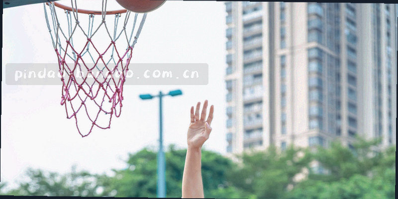 戴耳机客服人员的剪影与体育赛事背景
